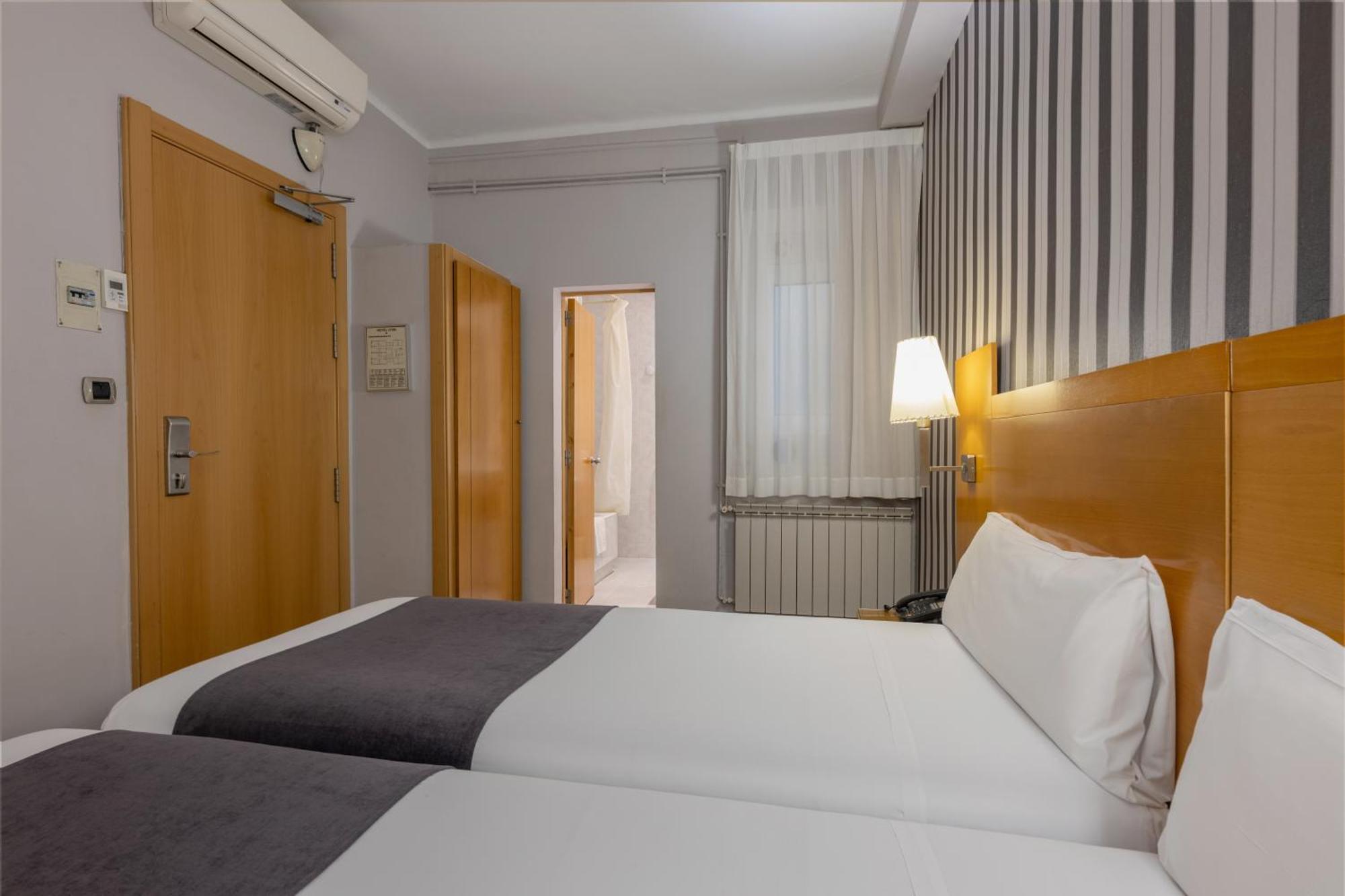 Hotel Lyon Barcelona Exterior photo